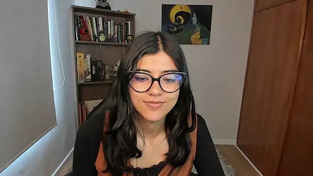 valerie  skyy online show from December 16, 2025, 2:10 pm