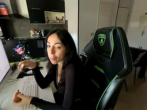 Snapshot of Chloe_Ricci chatting on November 3, 2025, 7:57 am Chloe Ricci online show from November 3, 2025, 7:57 am