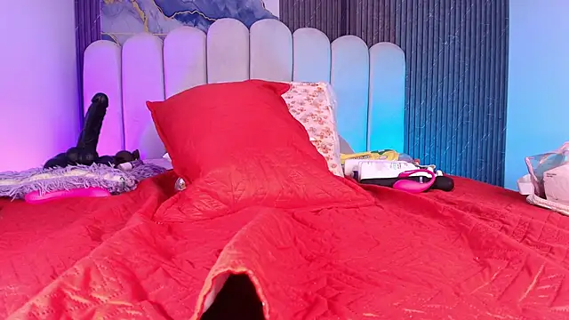 jones maddy  online show from December 2, 2025, 12:18 pm