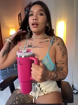 HannahW  online show from March 7, 2026, 10:04 pm