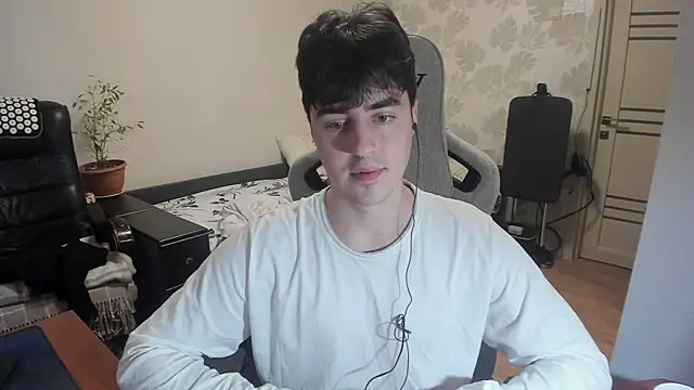 Snapshot of Knuckles17 chatting on December 14, 2025, 8:09 am Knuckles17 online show from December 14, 2025, 8:09 am