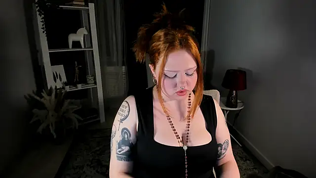 Snapshot of bitchofsun_ chatting on November 19, 2025, 4:40 pm bitchofsun online show from November 19, 2025, 4:40 pm