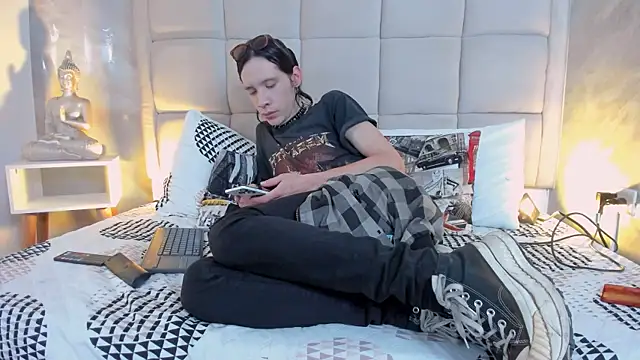 Hecatee 77 online show from December 18, 2025, 6:45 pm