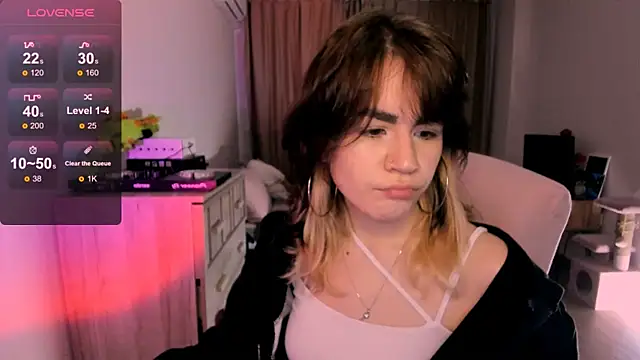 Snapshot of _selectrra chatting on February 7, 2025, 12:06 pm selectrra online show from February 7, 2025, 12:06 pm