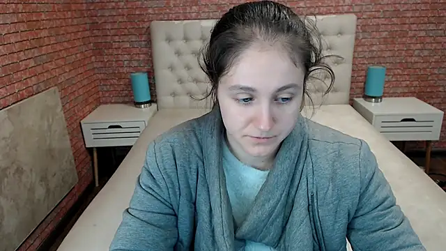 Holliy Cooper online show from October 13, 2025, 7:32 am