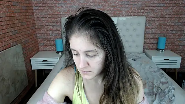 Holliy Cooper online show from November 26, 2025, 8:25 am