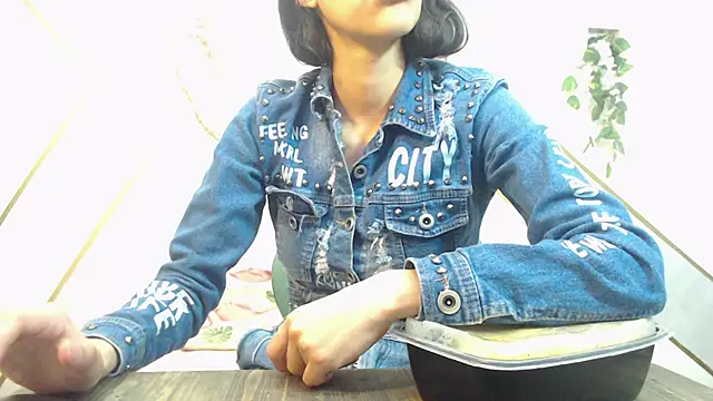 RoxanaCyrano  online show from December 17, 2025, 8:03 pm