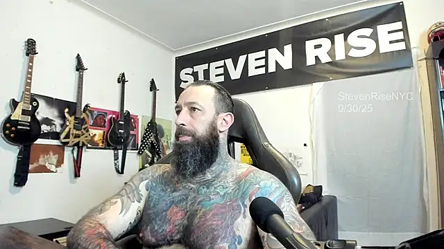 Snapshot of StevenRiseNYC chatting on October 1, 2025, 1:33 am StevenRiseNYC online show from October 1, 2025, 1:33 am