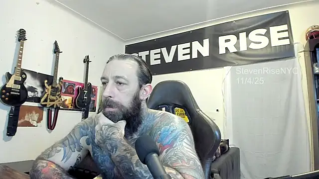 Snapshot of StevenRiseNYC chatting on November 5, 2025, 1:31 am StevenRiseNYC online show from November 5, 2025, 1:31 am