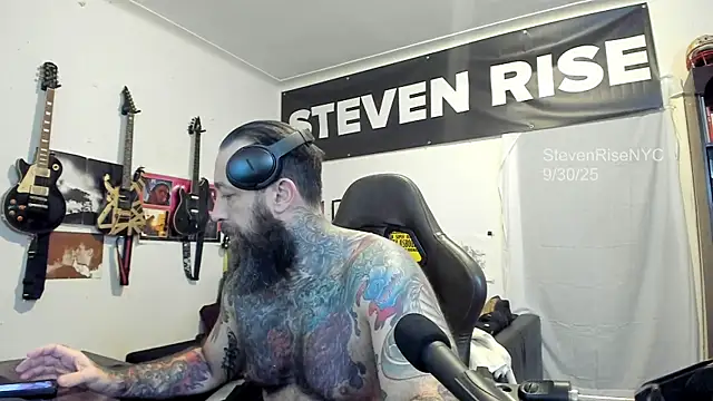 Snapshot of StevenRiseNYC chatting on September 30, 2025, 1:28 pm StevenRiseNYC online show from September 30, 2025, 1:28 pm