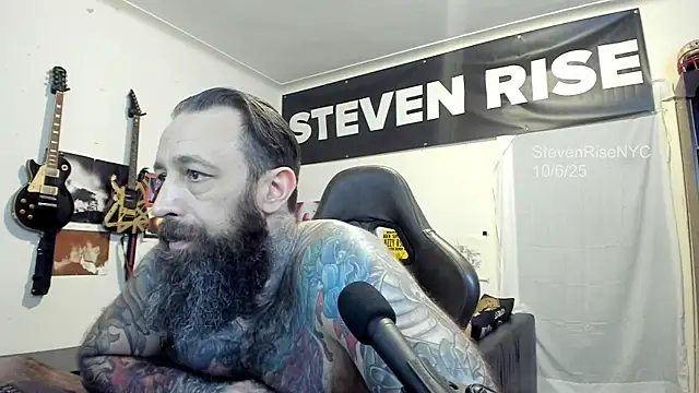 Snapshot of StevenRiseNYC chatting on October 7, 2025, 11:17 pm StevenRiseNYC online show from October 7, 2025, 11:17 pm