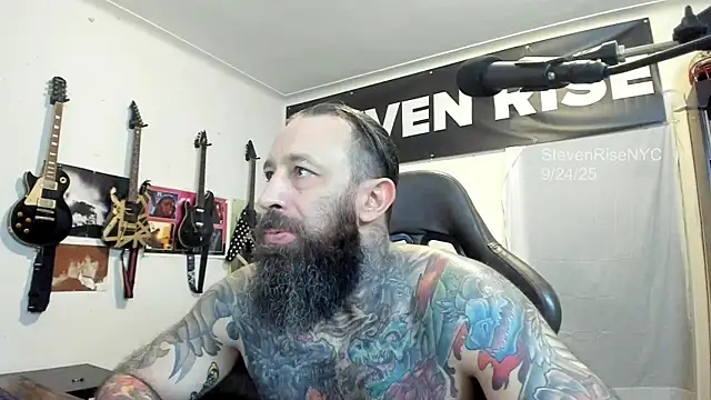 Snapshot of StevenRiseNYC chatting on September 25, 2025, 1:33 am StevenRiseNYC online show from September 25, 2025, 1:33 am