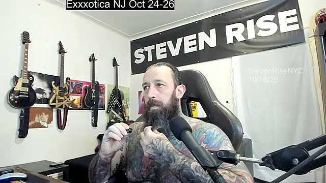 Snapshot of StevenRiseNYC chatting on October 18, 2025, 8:33 pm StevenRiseNYC online show from October 18, 2025, 8:33 pm