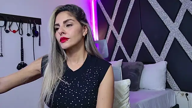 Snapshot of blonde_cat15 chatting on February 4, 2026, 4:07 am blonde cat15 online show from February 4, 2026, 4:07 am