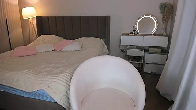 Anni  cute online show from April 23, 2026, 2:40 am