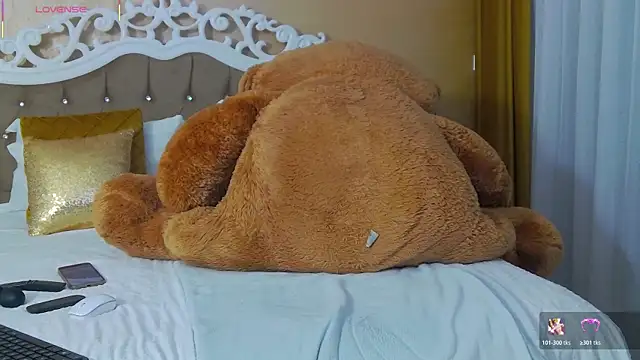 Snapshot of GoldenCaroline chatting on November 27, 2025, 12:27 pm GoldenCaroline online show from November 27, 2025, 12:27 pm