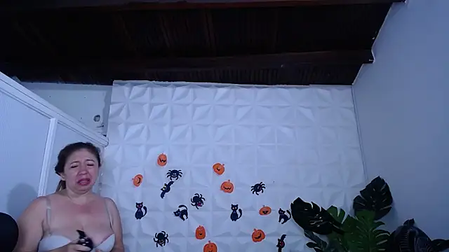 Valentinaa mature online show from October 8, 2025, 9:15 pm