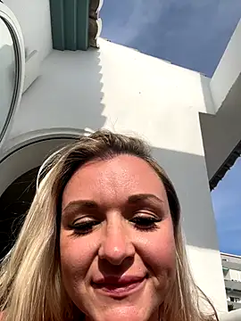 Snapshot of Bella-Tight chatting on October 16, 2025, 2:47 pm Bella-Tight online show from October 16, 2025, 2:47 pm