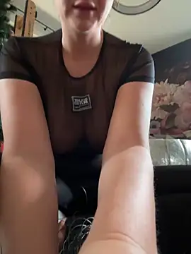 Snapshot of Bella-Tight chatting on November 20, 2025, 9:21 am Bella-Tight online show from November 20, 2025, 9:21 am