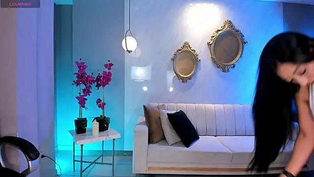 LizzHamilton   online show from October 14, 2025, 9:15 pm