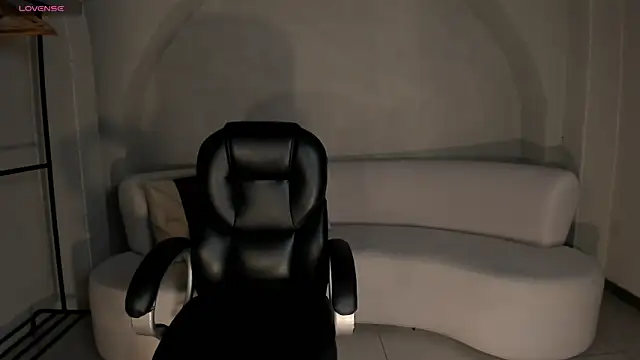 LizzHamilton   online show from November 6, 2025, 10:25 pm