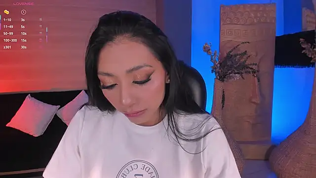 LizzHamilton   online show from September 24, 2025, 9:54 pm