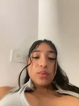 Snapshot of Bellafr chatting on January 4, 2025, 11:59 pm Bellafr online show from January 4, 2025, 11:59 pm