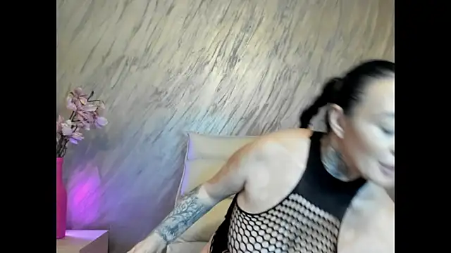 Rayanablackandwhite online show from April 9, 2026, 6:25 pm