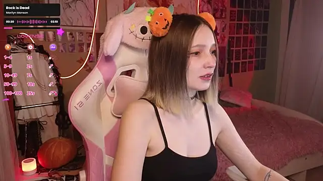 Snapshot of Evie_Ro chatting on October 28, 2025, 12:11 am Evie Ro online show from October 28, 2025, 12:11 am