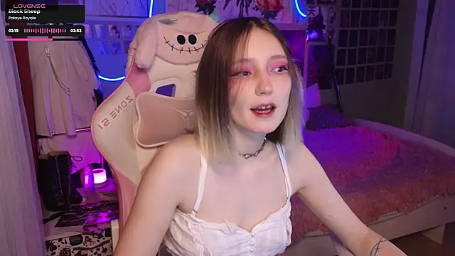 Snapshot of Evie_Ro chatting on October 17, 2025, 8:54 pm Evie Ro online show from October 17, 2025, 8:54 pm