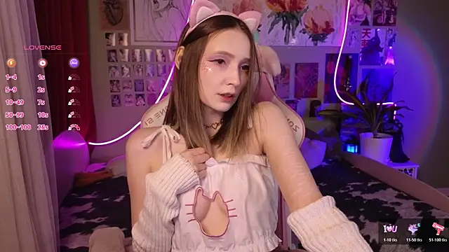Evie Ro online show from April 22, 2026, 8:37 pm