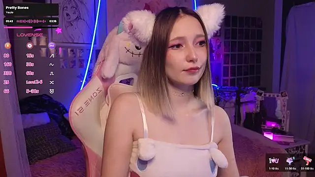 Snapshot of Evie_Ro chatting on November 8, 2025, 8:56 pm Evie Ro online show from November 8, 2025, 8:56 pm