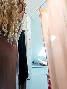 Snapshot of JOHANNA9MOI02 chatting on October 8, 2025, 3:24 pm JOHANNA9MOI02 online show from October 8, 2025, 3:24 pm