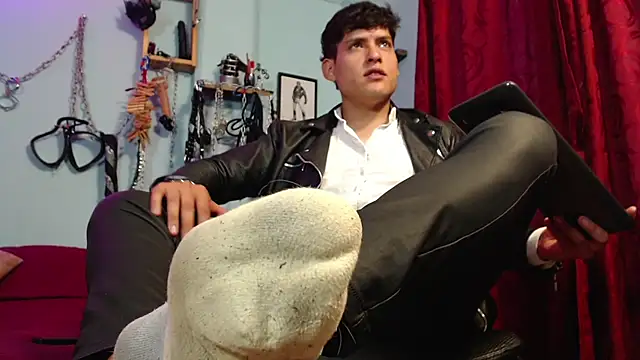 dom2travelersss online show from November 21, 2025, 8:52 pm