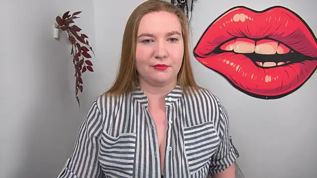 LaraDream online show from May 13, 2026, 3:19 pm