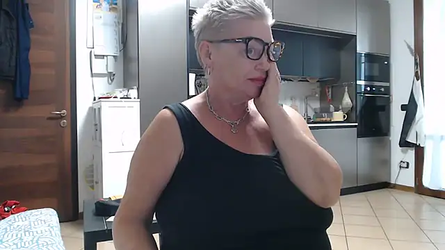 Snapshot of LindaL chatting on July 21, 2026, 5:31 am LindaL online show from July 21, 2026, 5:31 am