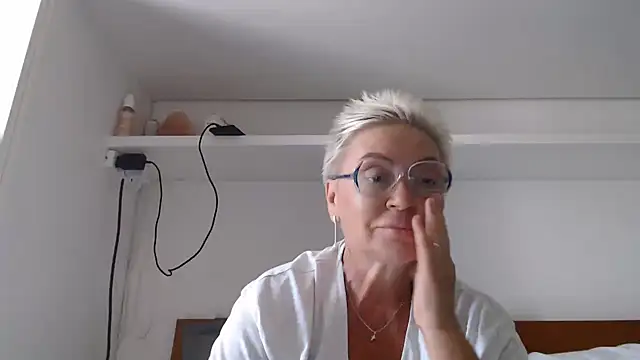 Snapshot of LindaL chatting on July 1, 2026, 10:37 am LindaL online show from July 1, 2026, 10:37 am
