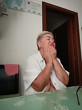 Snapshot of LindaL chatting on July 23, 2026, 6:11 am LindaL online show from July 23, 2026, 6:11 am